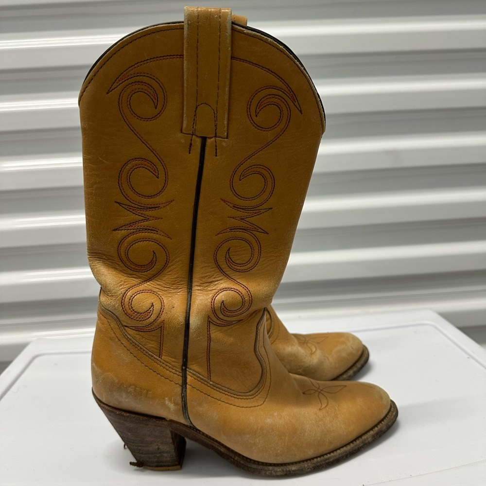 FRYE VINTAGE COWBOY BOOTS size 8 B